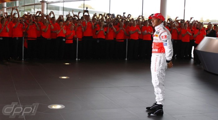 Hamiltont kiállítják 3 | Vezess Szobor, bélyeg, még pár év, és lovaggá is ütik...