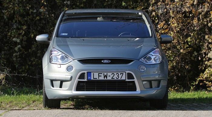 Harcsára hasonlító arc