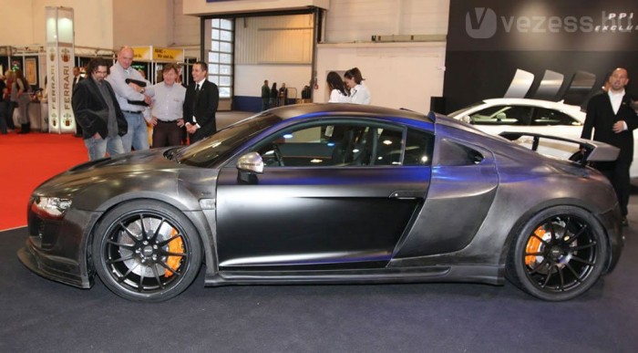 Borotvaéles Audi R8 6 | Vezess A karosszéria szénszálas anyagból készül