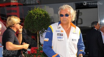 Mikulást játszott a Renault-vezér