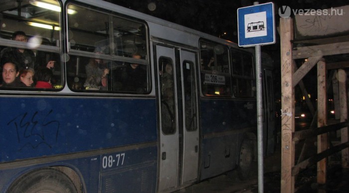 Itt vajon milyen busz áll meg?