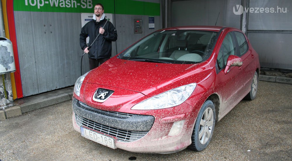 Fegyvernek látszó tárgy. Elégedettek voltunk az OMV-kúttal