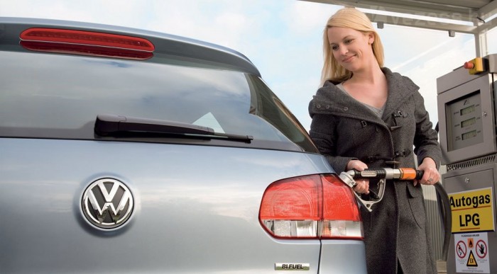 Mindkét toltőcsonk ugyanott van