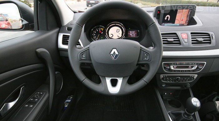 Remek navigációs berendezés trónol középen