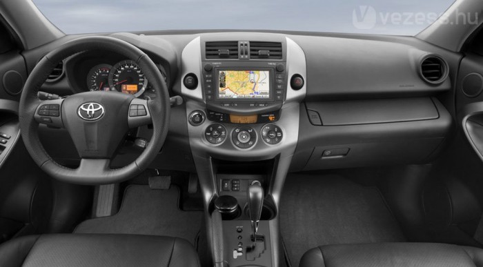 Felfrissült a Toyota kis terepjárója 6 | Vezess Nagyképernyős navigáció is kérhető