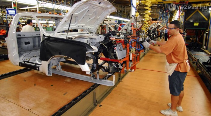 Nem azt gyártják, amit kéne. Az átállás új autókra évekbe telik