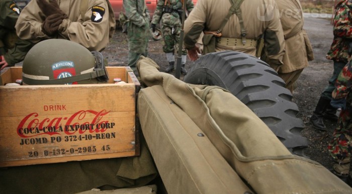 Katonákba kólát kell önteni