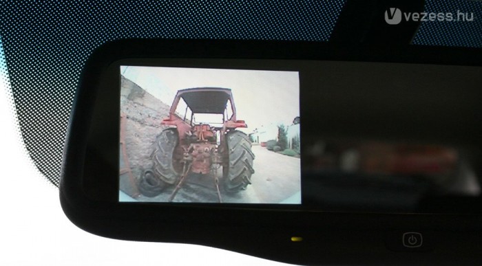 A tolatókamera képe a belső tükörben jelenik meg