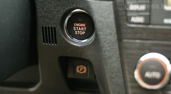 Startgomb alatt a kézifék