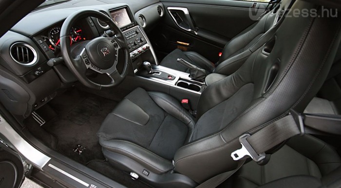 Csak hárompontos öv van hozzá