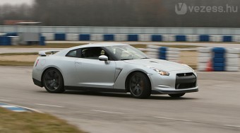 Nissan GT-R: Porschét reggelizik