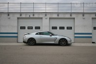 Nissan GT-R: Porschét reggelizik 73