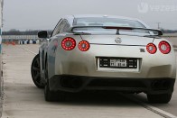 Nissan GT-R: Porschét reggelizik 74