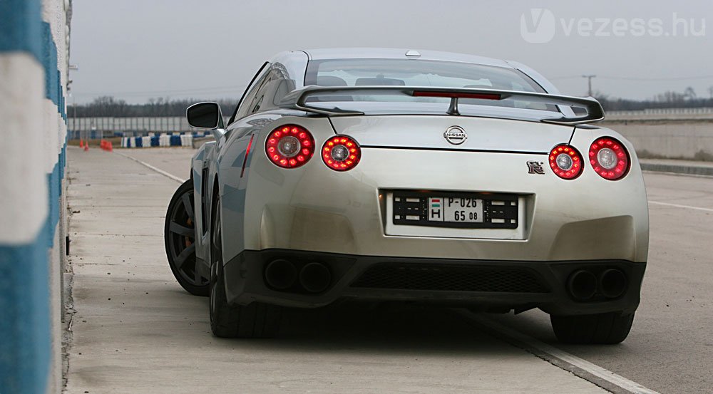 Nissan GT-R: Porschét reggelizik 29