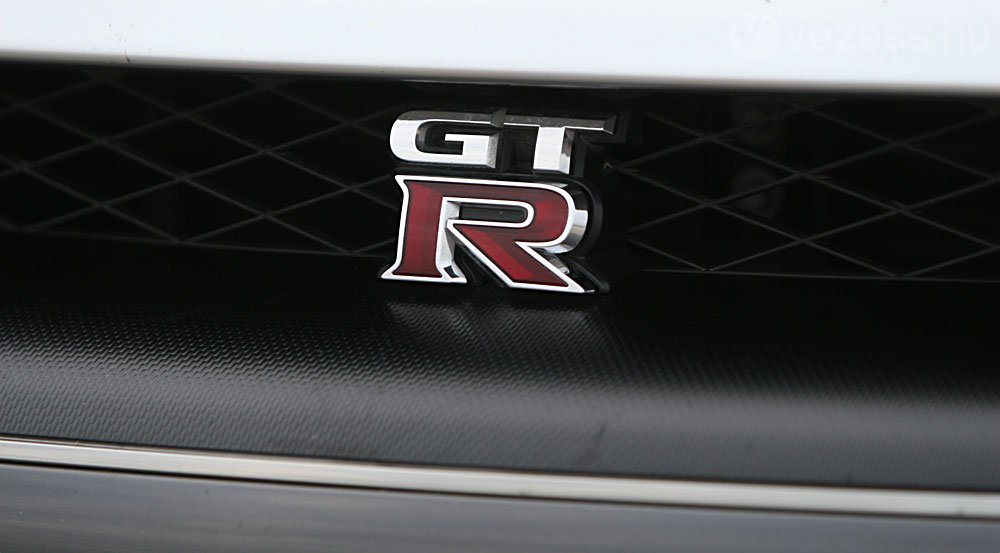 Nissan GT-R: Porschét reggelizik 35