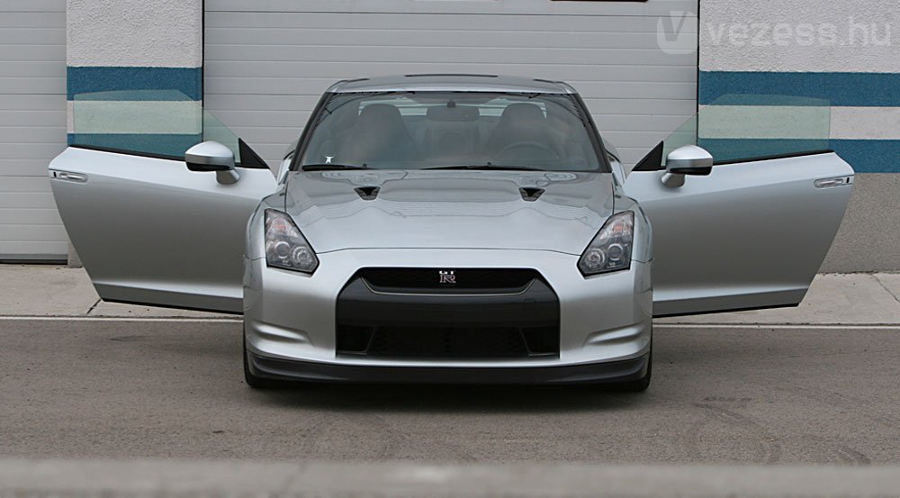 Nissan GT-R: Porschét reggelizik 36