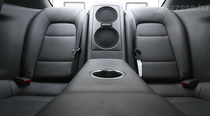 Baromi jól szól a gyári Bose-hifi