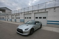 Nissan GT-R: Porschét reggelizik 83