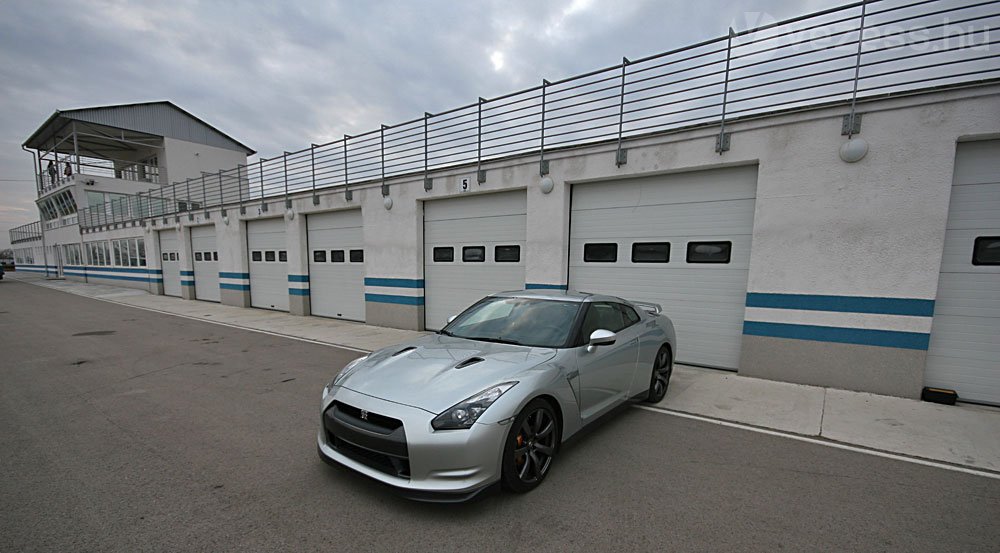 Nissan GT-R: Porschét reggelizik 38