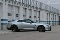 Nissan GT-R: Porschét reggelizik 84