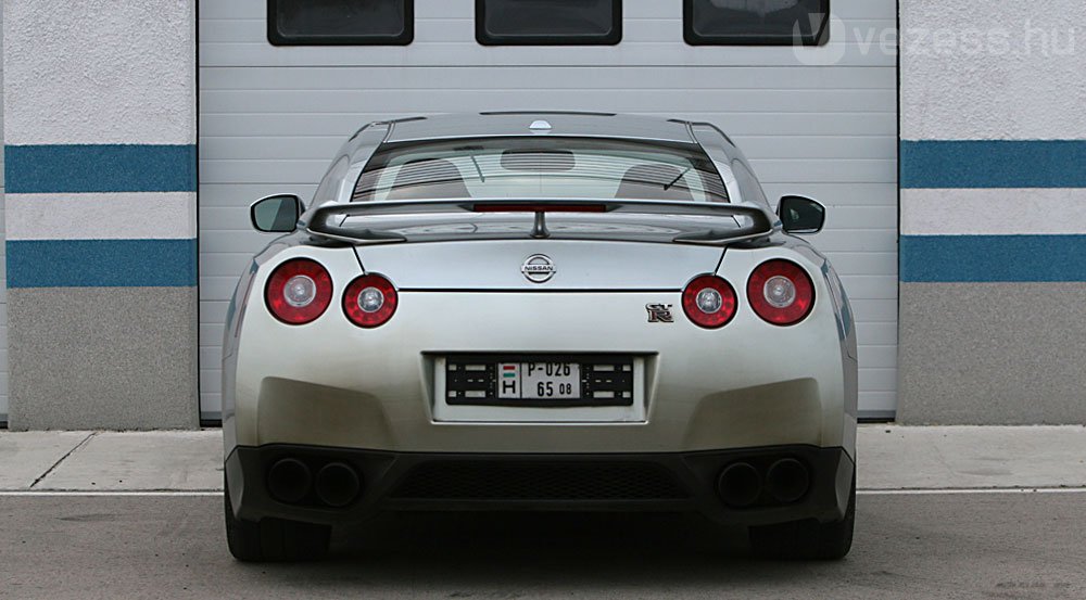 Nissan GT-R: Porschét reggelizik 40