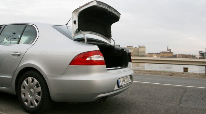 Négyajtósként nyílik alaphelyzetben