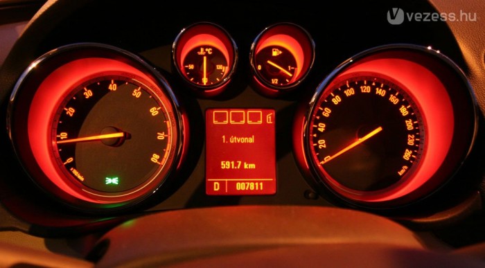 Sport-módban vörösben fürdik a műszerfal