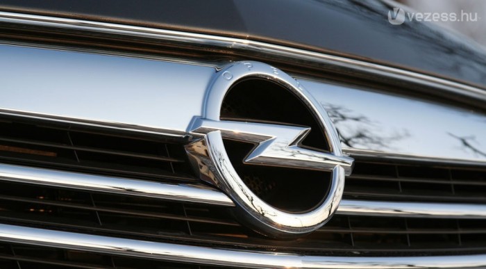 Új a név és új az embléma is, benne az Opel felirattal