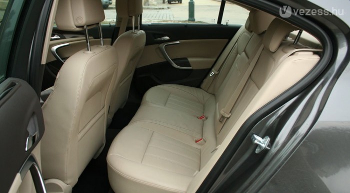 Zsokéknak szól a hátsó sor