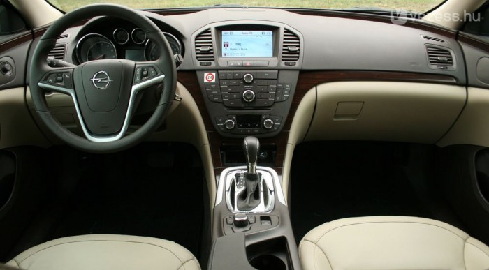 Nagystílű a műszerfal, szép anyagokkal