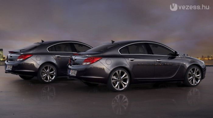 Alig különbözik a négyajtós a mögötte lévő ferdehátútól