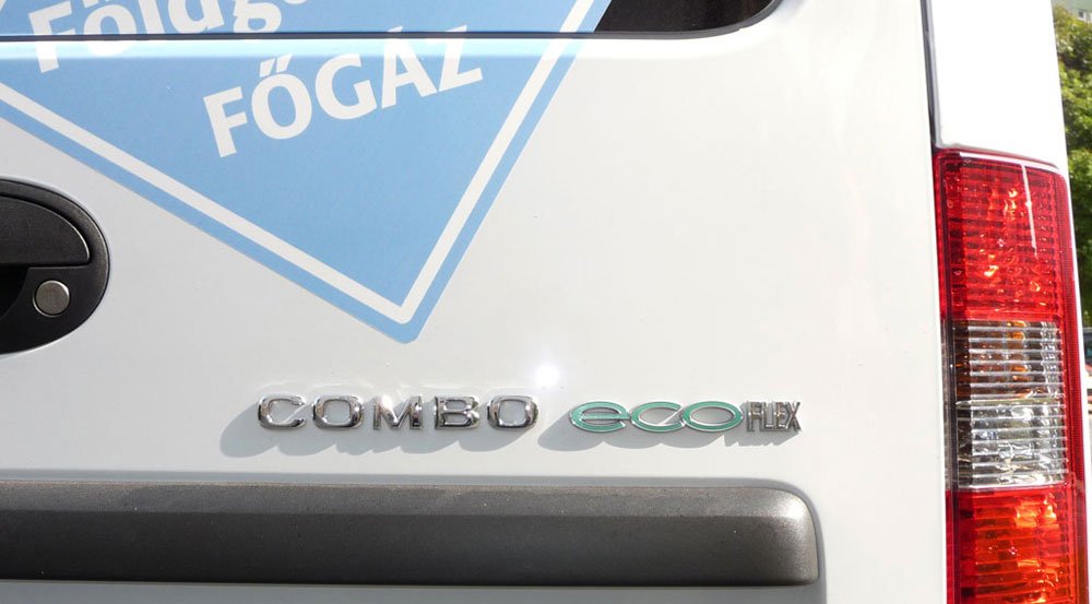Figyeljük az ecoFlex emblémát, ezek a földgázos Opelek
