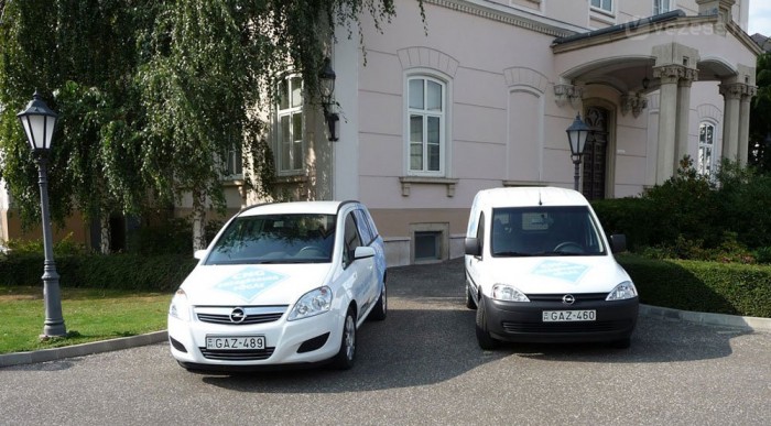 Ha nem látjuk az óriási feliratokat semleges Opeleknek néznek ki