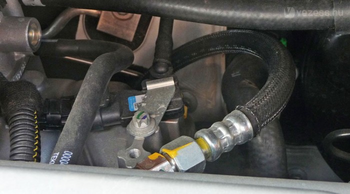 Sárgával van jelölve a gázvezeték a motortérben