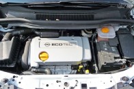 Hagyományos 1,6-os EcoTec benzines motor. Csak az adagolásán és a vezérlésén módosítottak