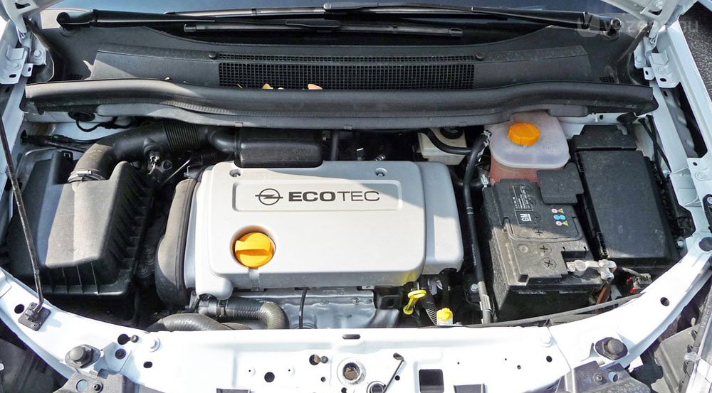 Hagyományos 1,6-os EcoTec benzines motor. Csak az adagolásán és a vezérlésén módosítottak