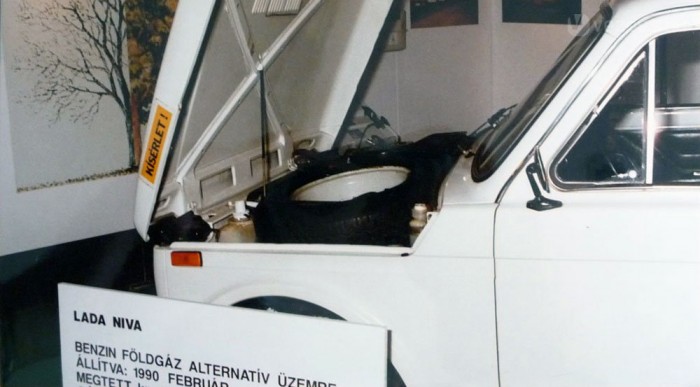 Átalakított Niva. A háttérben a felirat: Házi Gáztöltő Berendezés. Ára 3600 USD.