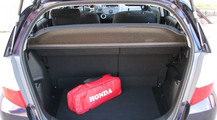 Honda Jazz 2 – érdemes beülni! 6 | Vezess A csomagtér továbbra is nagy, de a tulajok jobban szerették az előd rolós kalaptartóját
