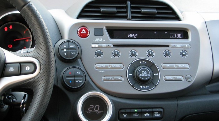 Honda Jazz 2 – érdemes beülni! 7 | Vezess Lelki szemeimmel látom a digitális klímakonzol paneljei helyén az analóg tekerentyűket