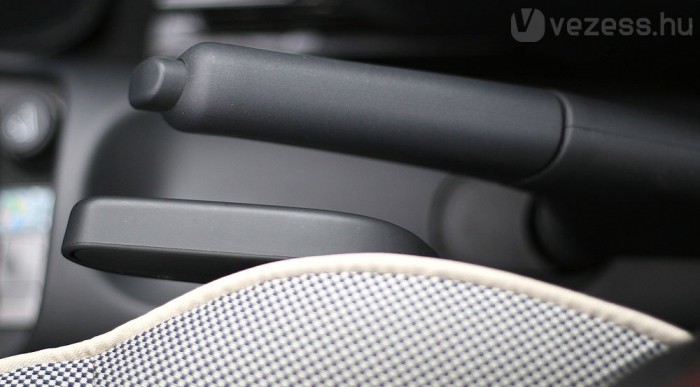 Kézifék helyett könnyű belekapni az ülésemelőbe