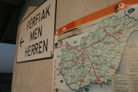 Magyar, román, német és angol nyelvű a tábla az M35 melletti pihenőhelyen