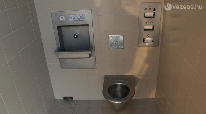 A gépészet a férfi és a női szakasz közötti zárt folyosóról közelíthető meg