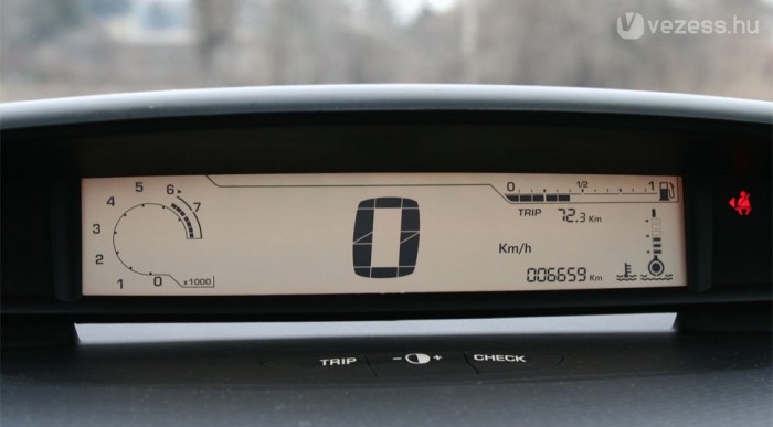 A sofőrnek nem kell látnia, elég az utasnak