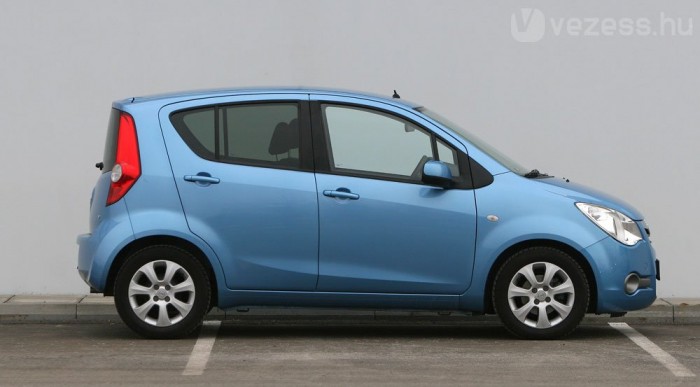 Hátul sötét fólia teszi vagányabbá