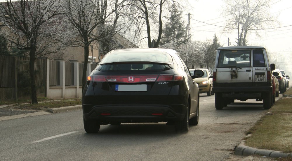 Kerülgetni kell a szabályosan parkoló autókat