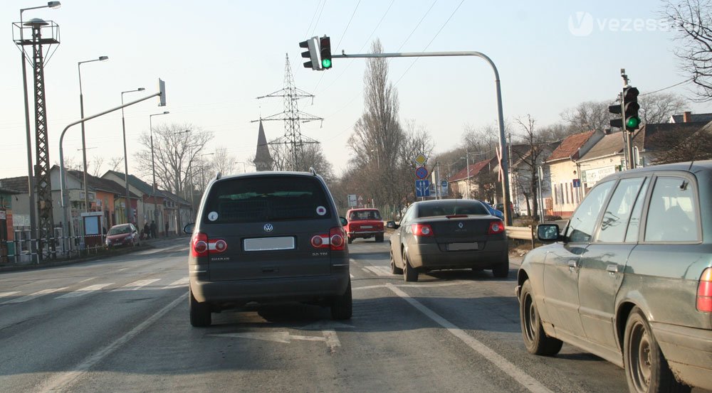 Csúcsidőben feltorlódik a sor a kereszteződésben