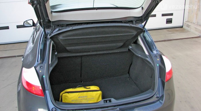 Igen jónak számat a 405 literes csomagtér