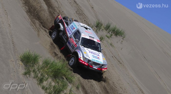 Kiesett a címvédő is a Dakaron! 7 | Vezess Palikék csak a képen a lejtőn