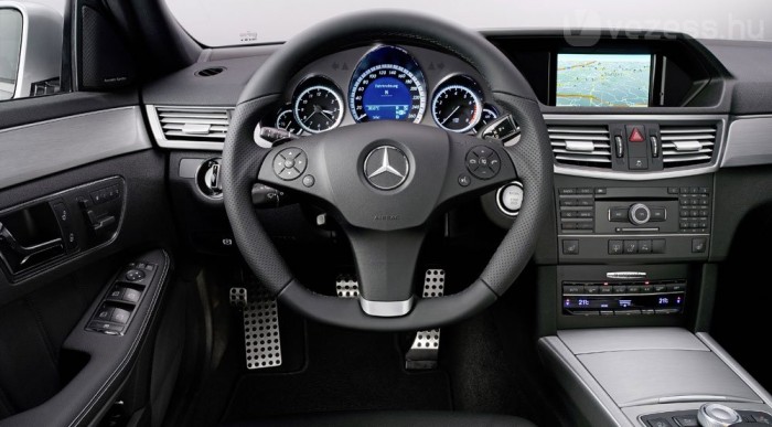 Figyelmeztet a sebességkorlátozásra