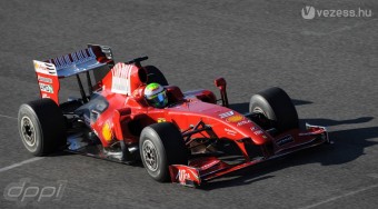 A Ferrari nekiront a BMW-nek